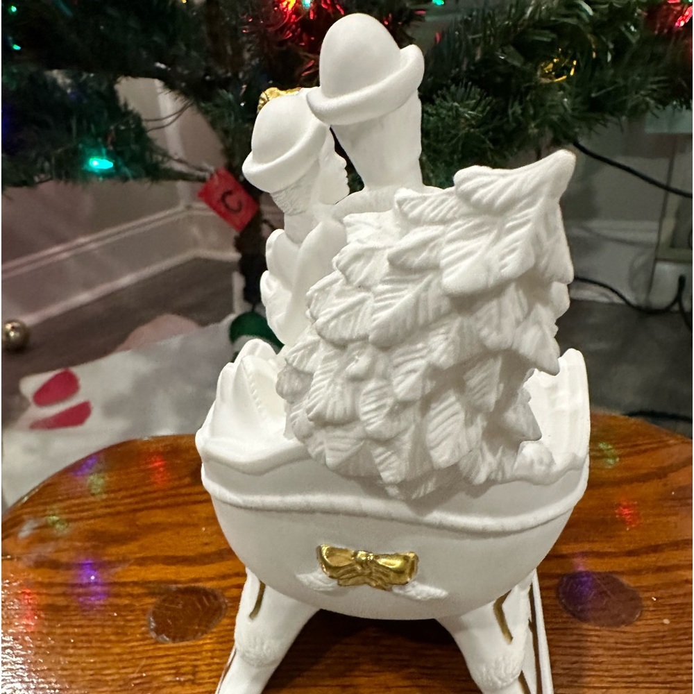 LENOX 1993 Musical Sleigh…Plays O Christmas Tree…A Young Couple in a Sleigh. - Picture 5 of 11